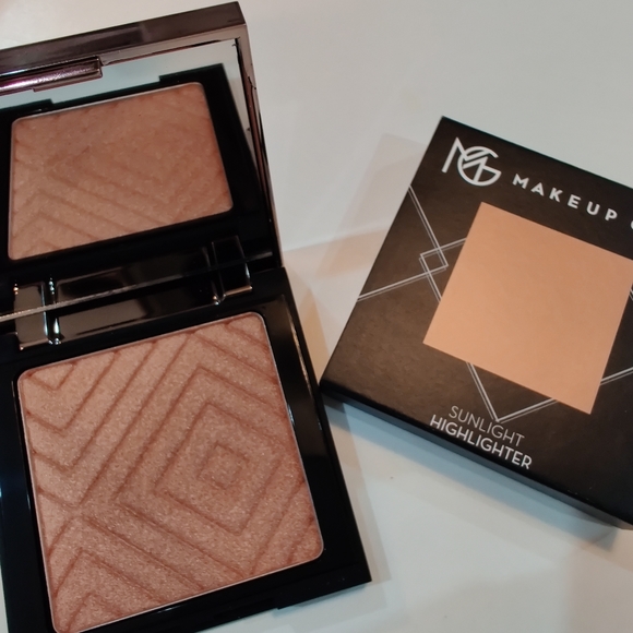 Makeup Geek "Sunlight" Highlighter - Picture 2 of 7